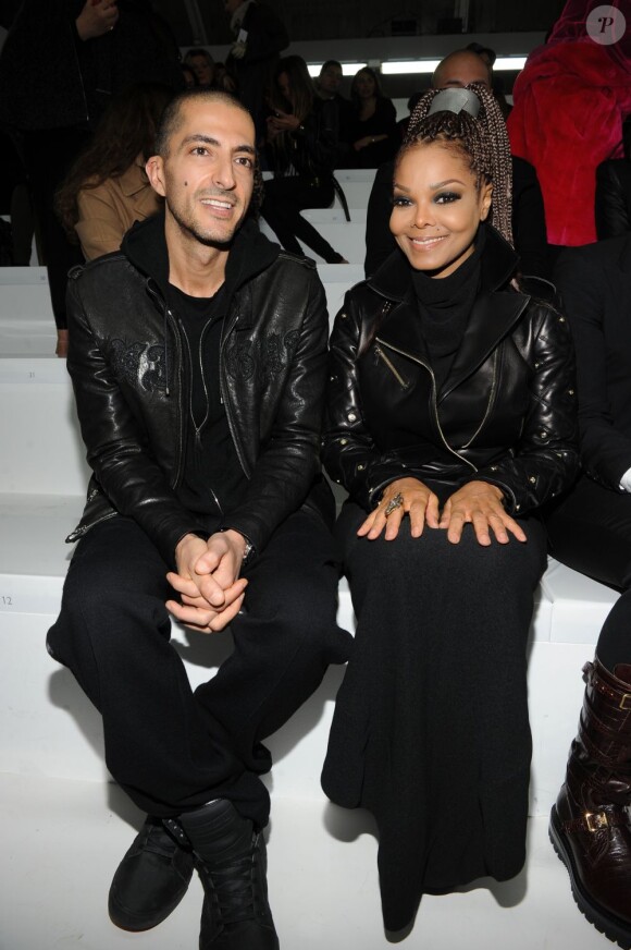 Janet Jackson et son mari Wissam Al Mana amoureux lors de la Fashion Week de Milan, au défilé Versace le 22 février 2013. Le couple a récemment avoué s'être marié en secret en 2012.