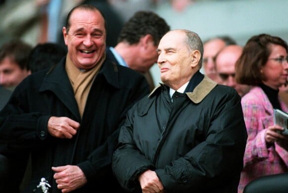 Jacques Chirac et François Mitterrand en plein fou rire, lors d'un match du PSG, le 14 mai 1995.