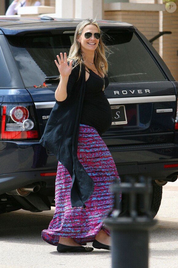 Molly Sims enceinte le 3 mai 2012 à Los Angeles.