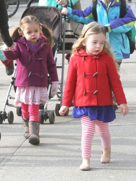 Tabitha et Marion Broderick, les filles de Sarah Jessica Parker dans les rues de New York, le 26 février 2013.