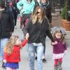 Sarah Jessica Parker emmène ses filles Tabitha et Marion Broderick à l'école à New York, le 26 février 2013.