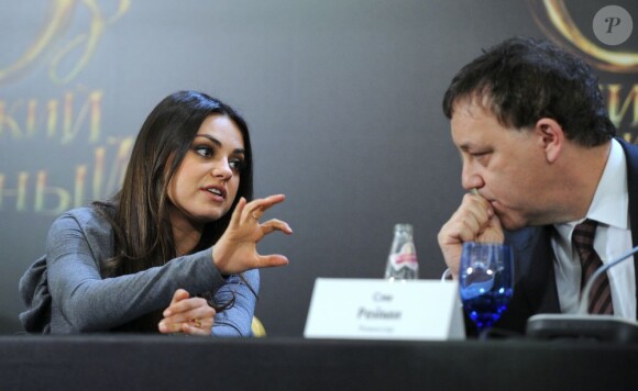 Le realisateur Sam Raimi et Mila Kunis échangent pendant la conférence de presse pour la promotion du film Le Monde fantastique d'Oz au Ritz Carlton de Moscou, le 27 février 2013.