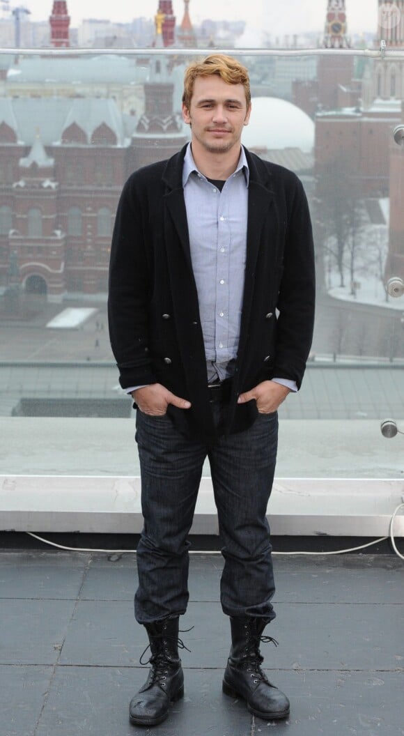 James Franco étrangement bouffi avec son nouveau look affiché pour la promotion du film Le Monde fantastique d'Oz au Ritz Carlton de Moscou, le 27 février 2013.