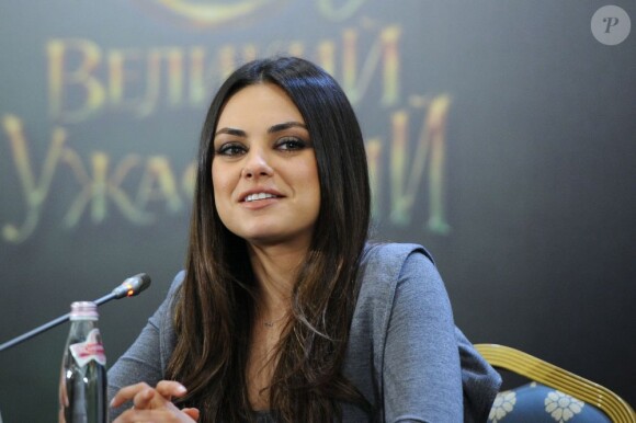 Mila Kunis délicieuse et inchangée pour la promotion du film Le Monde fantastique d'Oz au Ritz Carlton de Moscou, le 27 février 2013.