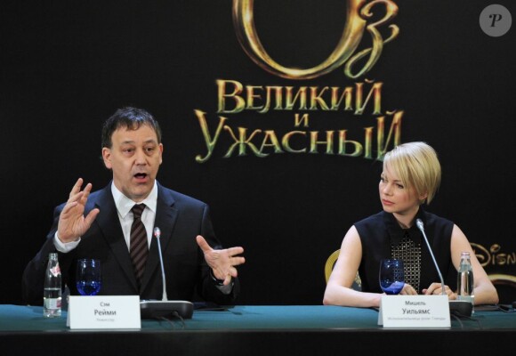 Le réalisateur Sam Raimi et l'actrice Michelle Williams assurant la promotion du film Le Monde fantastique d'Oz au Ritz Carlton de Moscou, le 27 février 2013.