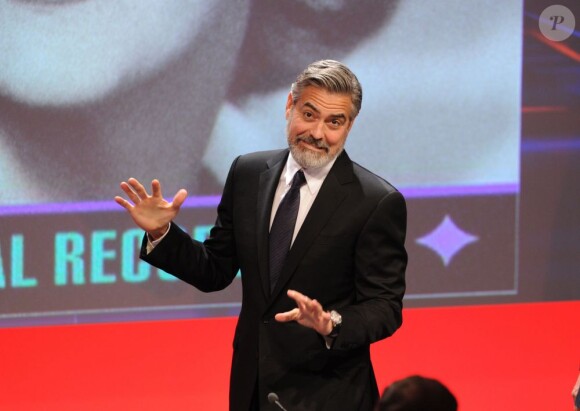 George Clooney recevant un prix d'honneur lors du German Media Prize 2012 à Baden-Baden le 26 février 2013