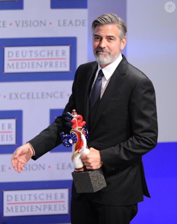 George Clooney recevant un prix d'honneur lors du German Media Prize 2012 à Baden-Baden le 26 février 2013