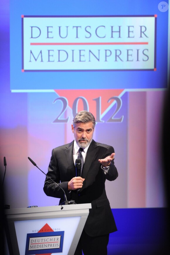 George Clooney recevant un prix d'honneur lors du German Media Prize 2012 à Baden-Baden le 26 février 2013