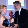 George Clooney recevant des mais de la ministre allemande Ursula von der Leyen un prix d'honneur lors du German Media Prize 2012 à Baden-Baden le 26 février 2013