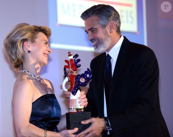 George Clooney recevant des mais de la ministre allemande Ursula von der Leyen un prix d'honneur lors du German Media Prize 2012 à Baden-Baden le 26 février 2013
