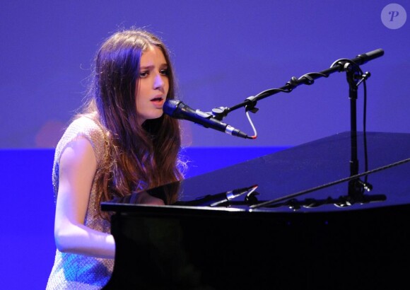 Birdy chante lors du German Media Prize 2012 à Baden-Baden le 26 février 2013