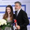 George Clooney recevant un prix d'honneur et posant avec la chanteuse Birdy lors du German Media Prize 2012 à Baden-Baden le 26 février 2013