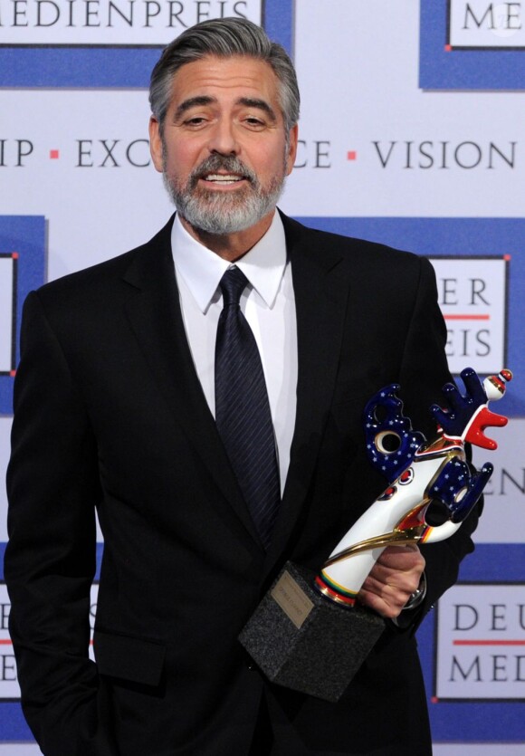 George Clooney recevant un prix d'honneur lors du German Media Prize 2012 à Baden-Baden le 26 février 2013