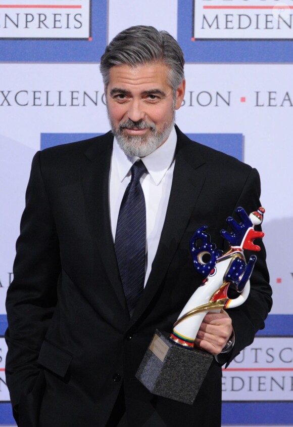 George Clooney recevant un prix d'honneur lors du German Media Prize 2012 à Baden-Baden le 26 février 2013