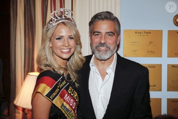 Caroline Noeding (Miss Germany 2013) et George Clooney qui a reçu un prix d'honneur lors du German Media Prize 2012 à Baden-Baden le 26 février 2013
