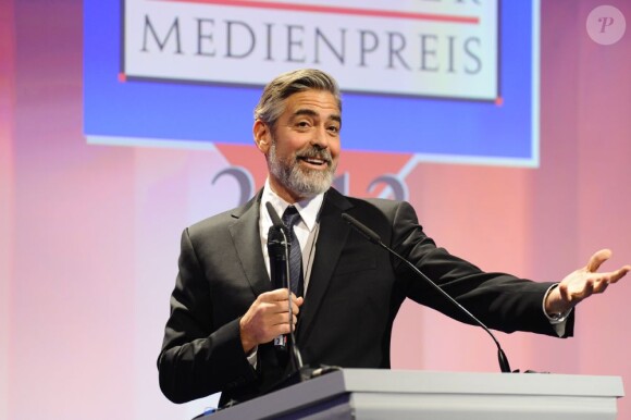 George Clooney recevant un prix d'honneur lors du German Media Prize 2012 à Baden-Baden le 26 février 2013