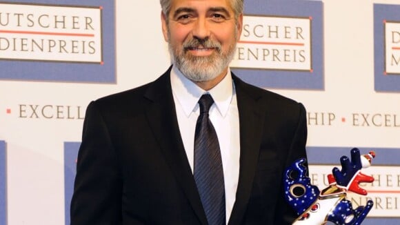 George Clooney affiche sa barbe flamboyante qu'il a du mal à assumer
