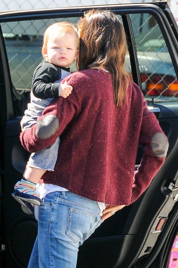 Jennifer Garner avec son fils Samuel dans les rues de Los Angeles, le 26 février 2013.