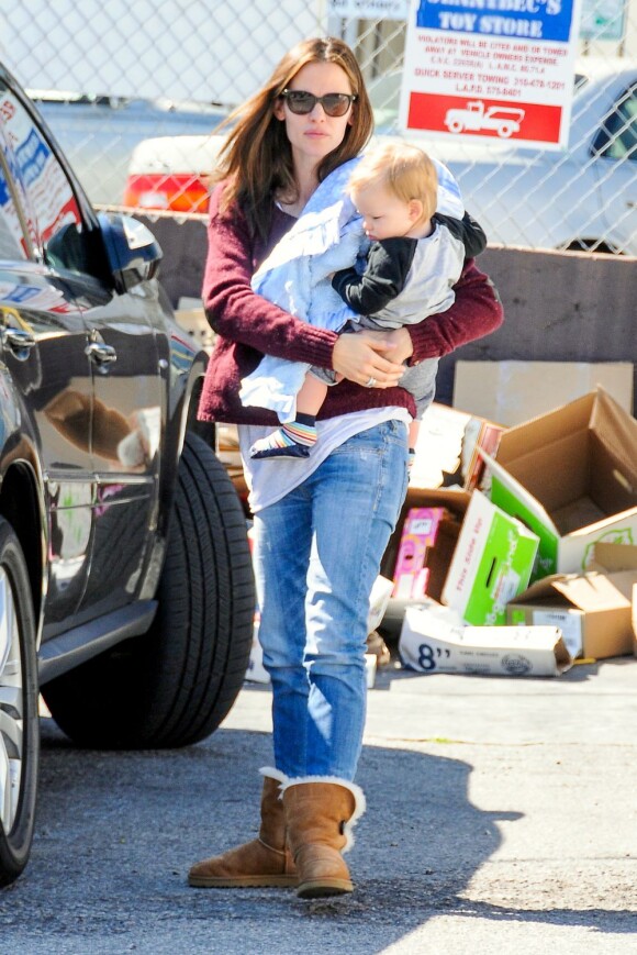 Jennifer Garner promène son fils Samuel dans les rues de Los Angeles, le 26 février 2013.