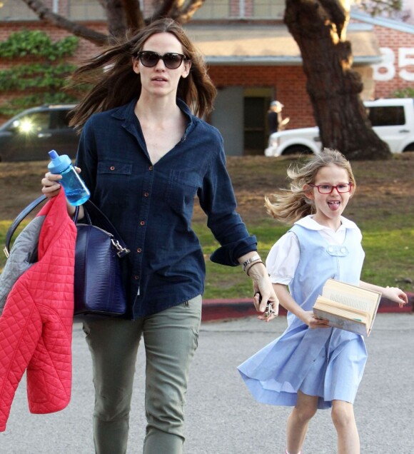 Jennifer Garner et sa fille Violet dans les rues de Pacific Palisades, le 27 février 2013.