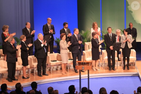 Antonio Banderas applaudi par l'assitance après avoir été honoré par la région d'Andalousie à Séville, le 28 février 2013