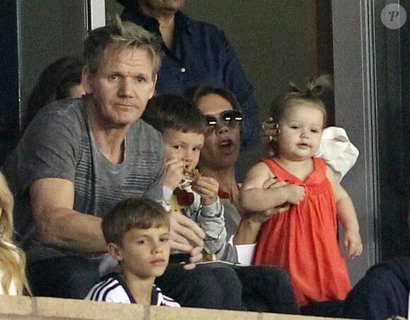 Gordon Ramsay en compagnie de Victoria Beckham et de ses enfants à Los Angeles, le 28 octobre 2012.