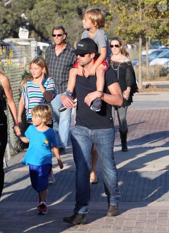 Patrick Dempsey se promène en famille avec sa femme Jillian et ses enfants, Tallulah, Sullivan et Darby, à Malibu, le 31 août 2012.
