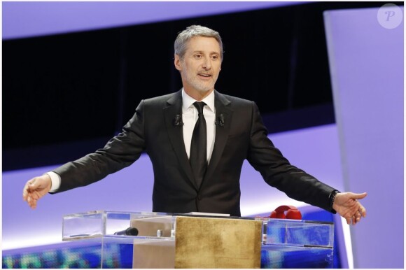 Antoine de Caunes assure le show pendant la 38e cérémonie des César à Paris le 22 février 2013.