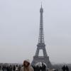 Jessica Alba et sa fille Honor font les touristes à Paris et se prennent en photo devant la tour Eiffel. Le 1er mars 2013.