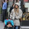 Jessica Alba et sa fille Honor se promènent dans le quartier du Trocadéro. Paris, le 1er mars 2013.