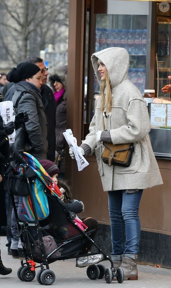 Jessica Alba commande des sandwichs pour sa fille Honor et elle dans un des kiosques de la tour Eiffel. Paris, le 1er mars 2013.