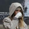 Jessica Alba et sa fille Honor se promènent dans le quartier du Trocadéro quelques heures après leur arrivée à Pari. Le 1er mars 2013.