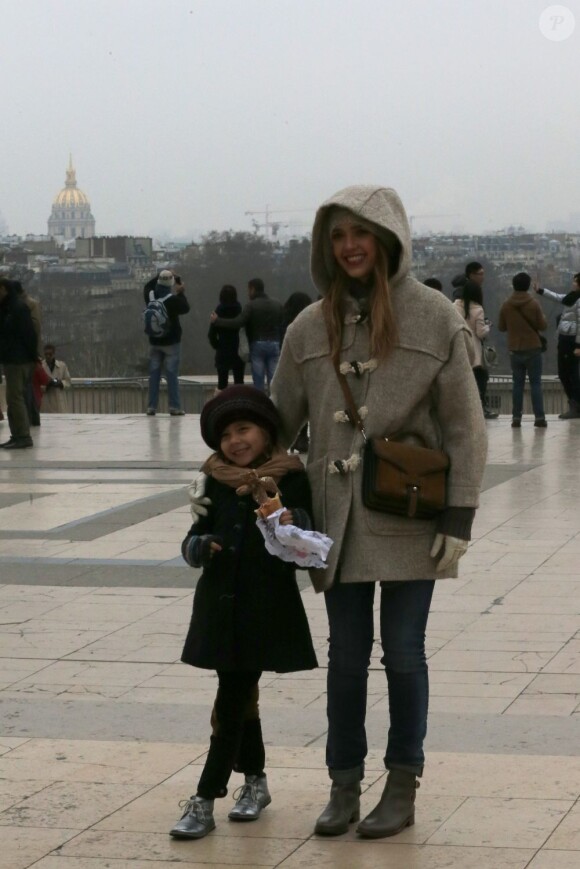 Jessica Alba et sa fille Honor posent devant la tour Eiffel. Le 1er mars 2013.