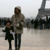 Jessica Alba et sa fille Honor font les touristes à Paris et se prennent en photo devant la tour Eiffel. Le 1er mars 2013.