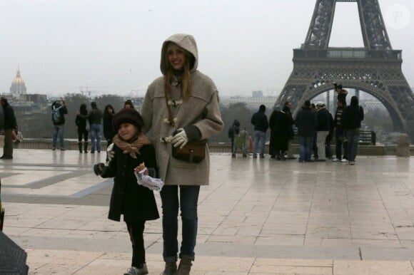 Jessica Alba et sa fille Honor font les touristes à Paris et se prennent en photo devant la tour Eiffel. Le 1er mars 2013.