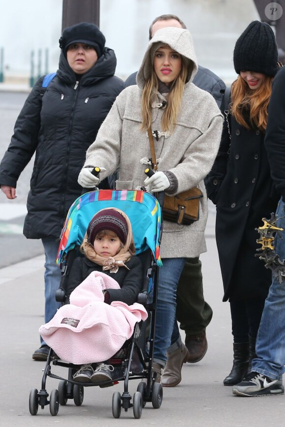 Jessica Alba et sa fille Honor se promènent dans le quartier du Trocadéro. Paris, le 1er mars 2013.