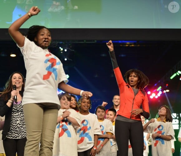 Michelle Obama danse avec les étudiants de Chicago lors de son évènement Bringing Physical Activity Back to School au McCormick Place de Chicago le 28 février 2013