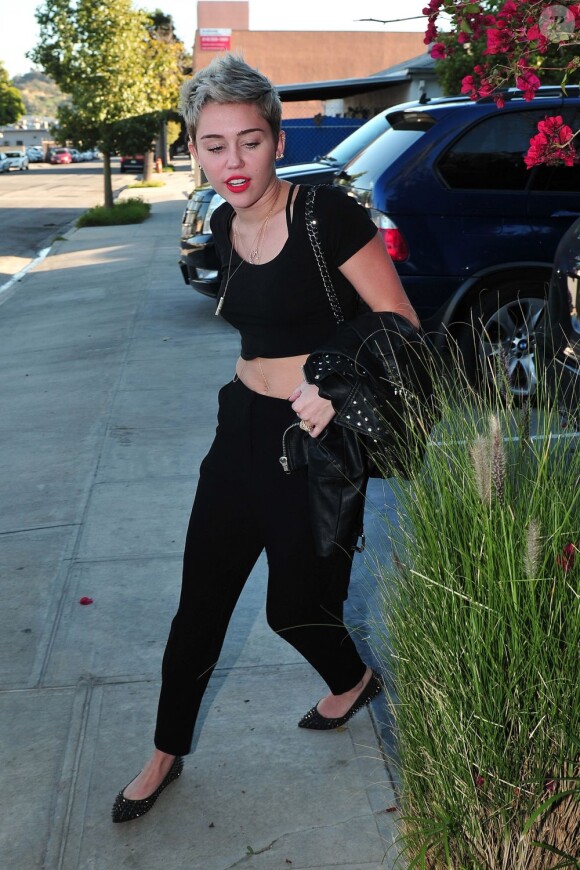 Miley Cyrus arrive à un studio d'enregistrement à Glendale. Le 1er mars 2013.