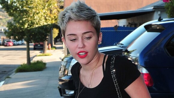 Miley Cyrus : Inséparable de sa bague de fiançailles, elle met fin aux rumeurs
