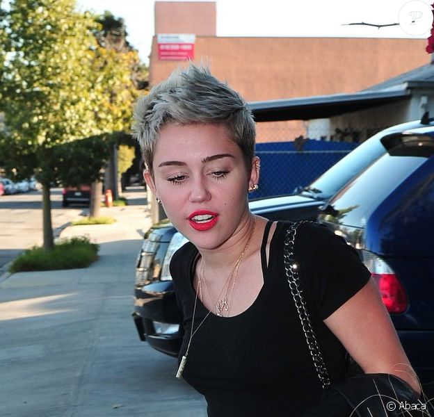 Miley Cyrus arrive à un studio d'enregistrement à Glendale. Le 1er mars 2013.