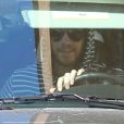 L'acteur Liam Hemsworth s'arrête au drive-in d'une boutique Starbucks dans le quartier de Studio City avec son énorme 4*4 Cadillac. Los Angeles, le 28 février 2013.