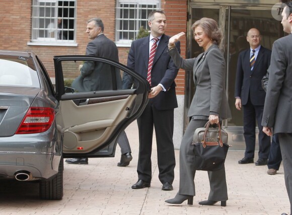 La reine Sofia d'Espagne rend visite au roi Juan Carlos à la clinique La Milagrosa à Madrid, le 3 mars 2013. 