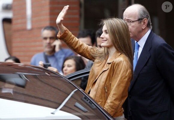 La pricesse Letizia rend visite au roi Juan Carlos à la clinique La Milagrosa à Madrid, le 3 mars 2013. 