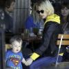 January Jones va déjeuner au restaurant avec son fils Xander et une amie à Hollywood, le 3 mars 2013.
