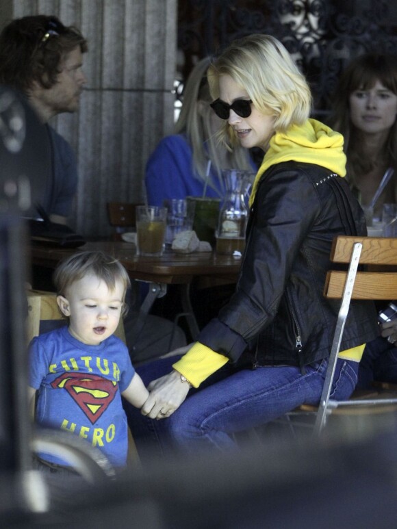January Jones va déjeuner au restaurant avec son fils Xander et une amie à Hollywood, le 3 mars 2013.