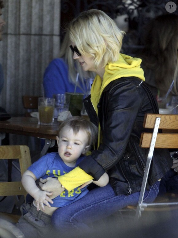 January Jones déjeune avec son fils Xander à Hollywood, le 3 mars 2013.