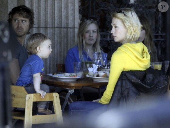 January Jones avec son fils et deux amis à Hollywood, le 3 mars 2013.