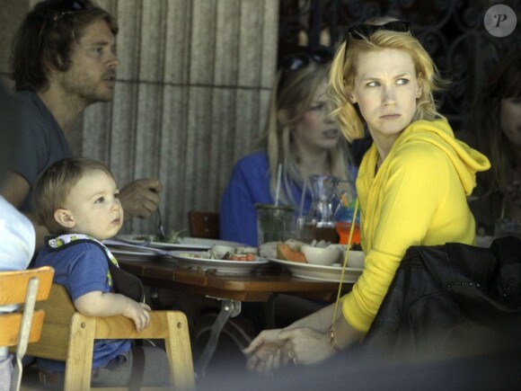 January Jones et son fils Xander dans un restaurant à Hollywood, le 3 mars 2013.
