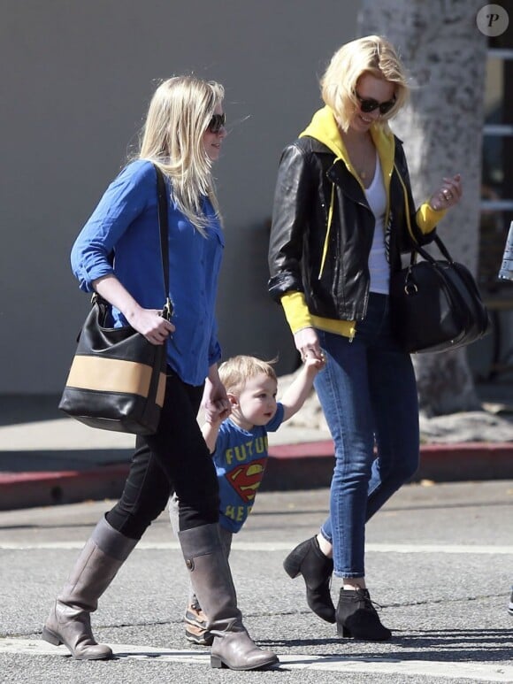 January Jones et son fils accompagnés par une amie de l'actrice à Hollywood, le 3 mars 2013.