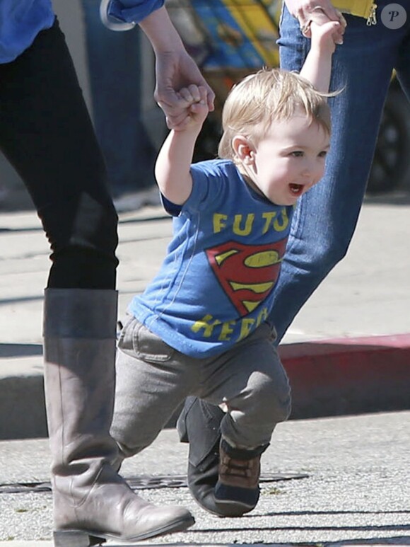 Xander s'éclate comme un petit fou après sa sortie restaurant à Hollywood, le 3 mars 2013.
